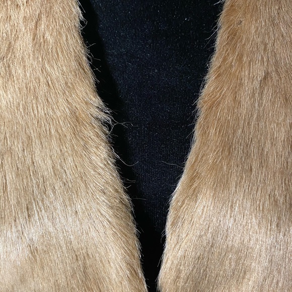 Vegan faux fur vest with rivet embellished pockets - Picture 3 of 5